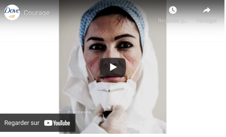 Vidéo d'une publicité de Dove présentant une personne avec des cicatrices laissées par le masque
